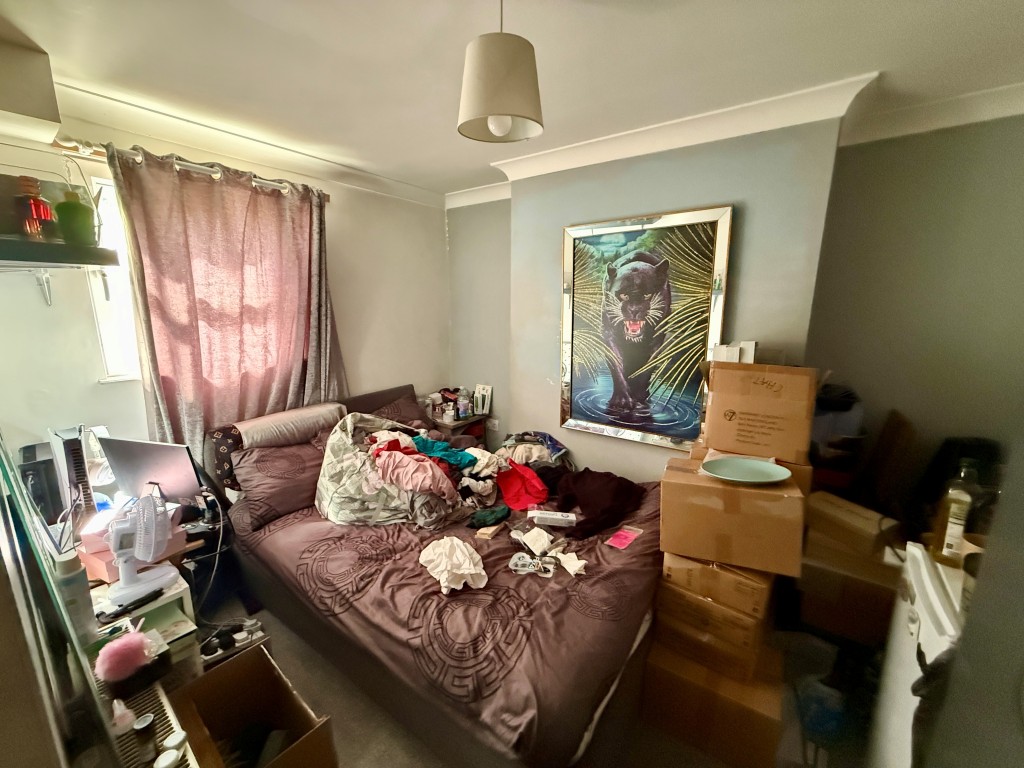 Lot: 116 - FOUR-BEDROOM HOUSE OF MULTIPLE OCCUPATION - Room one